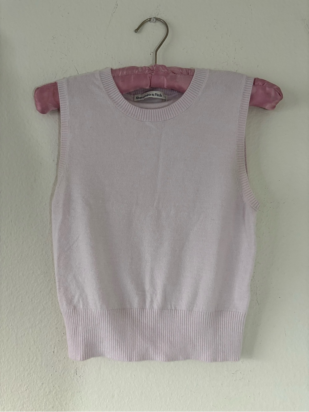 Abercrombie & Fitch Preppy light pink cropped sweater vest